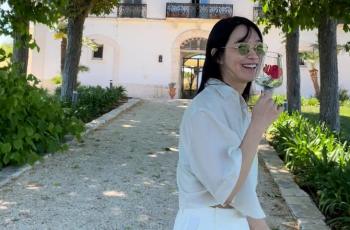 8 Momen Shin Min Ah Liburan di Italia, Makan Es Krim hingga Hadiri Acara Fashion Show