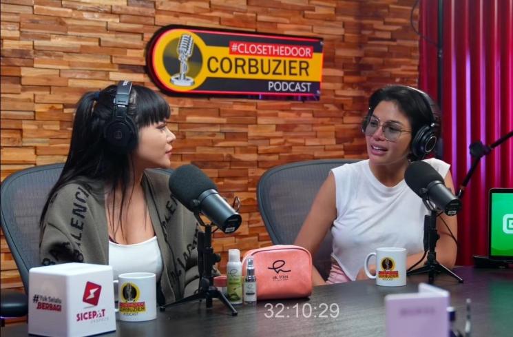 Nikita Mirzani dan Dinar Candy. (YouTube/Deddy Corbuzier)