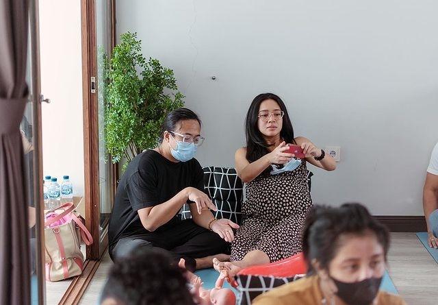 Momen Dea Ananda Ikut Kelas Menyusui dan Merawat Bayi. (Instagram/dea_ananda)