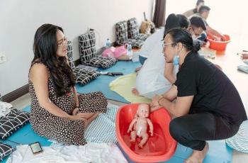 8 Momen Dea Ananda Ikut Kelas Menyusui dan Merawat Bayi, Kompak Bareng Suami