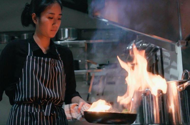 Potret Cantik Chef Renatta di Dapur (Instagram/@renattamoeloek)