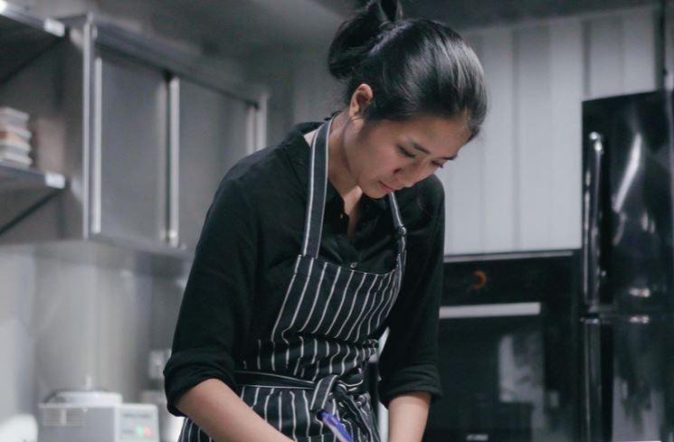 Potret Cantik Chef Renatta di Dapur (Instagram/@renattamoeloek)