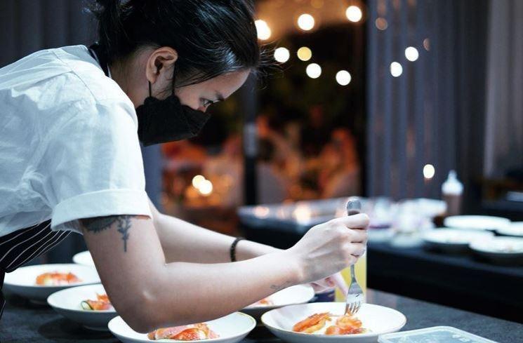 Potret Cantik Chef Renatta di Dapur (Instagram/@renattamoeloek)