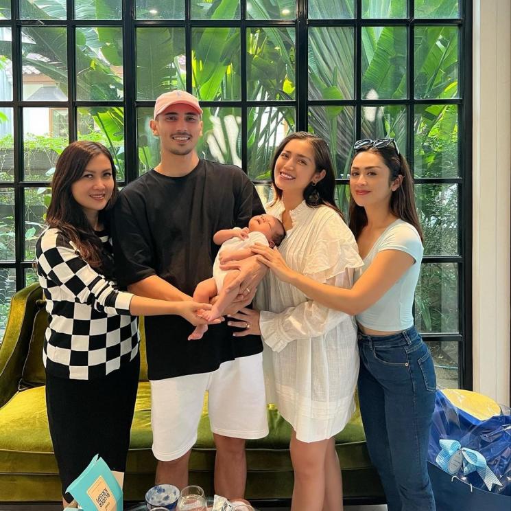 Artis jenguk baby Don Verhaag anak Jessica Iskandar (Instagram/@selvikitty)