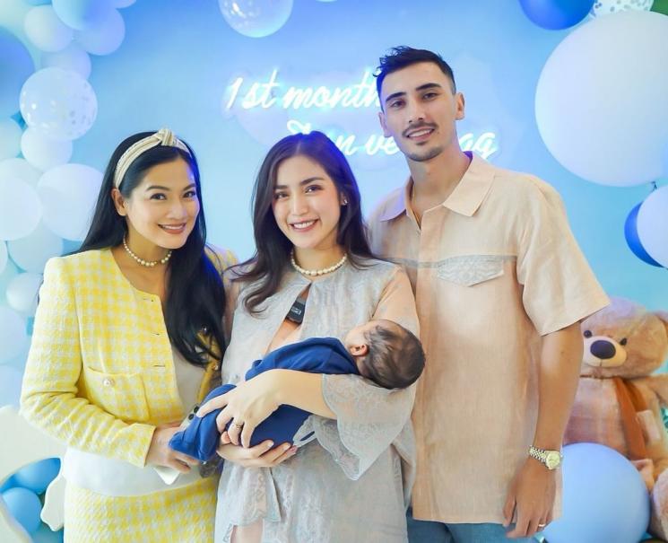 Artis jenguk baby Don Verhaag anak Jessica Iskandar (Instagram/@titi_kamall)