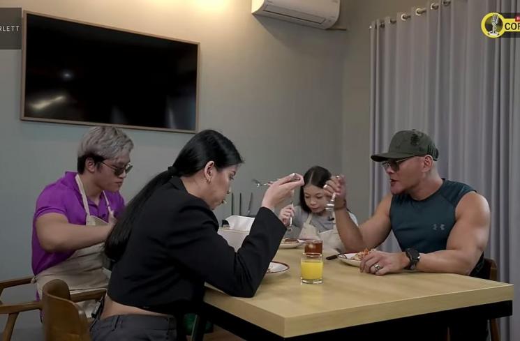 Momen Sabrina Chairunnisa Masak Bareng Azka dan Nada(YouTube/Azka Corbuzier)