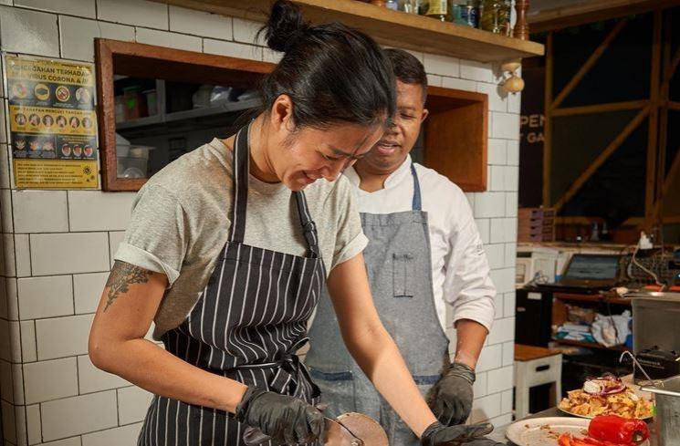 Potret Cantik Chef Renatta di Dapur (Instagram/@renattamoeloek)