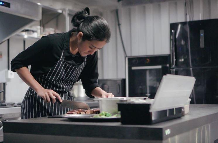 Potret Cantik Chef Renatta di Dapur (Instagram/@renattamoeloek)