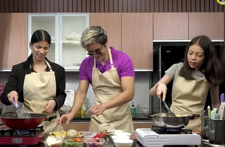 Momen Sabrina Chairunnisa Masak Bareng Azka dan Nada(YouTube/Azka Corbuzier)
