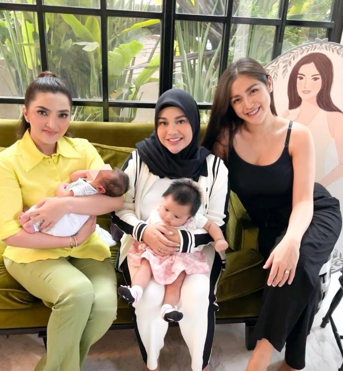 Artis jenguk baby Don Verhaag anak Jessica Iskandar (Instagram/inijedar)