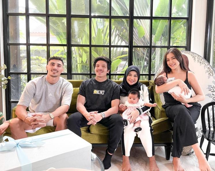 Artis jenguk baby Don Verhaag anak Jessica Iskandar (Instagram/inijedar)