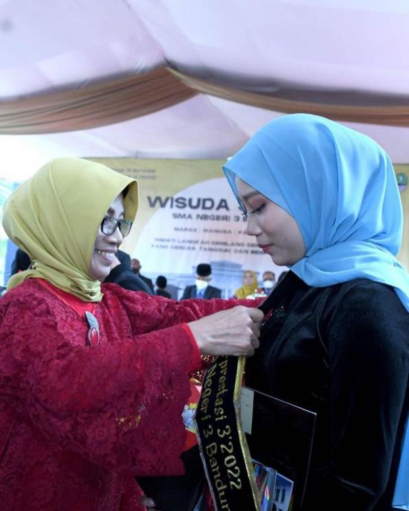 Potret Zara Wisuda Kelulusan SMA. (Instagram/@ataliapr)