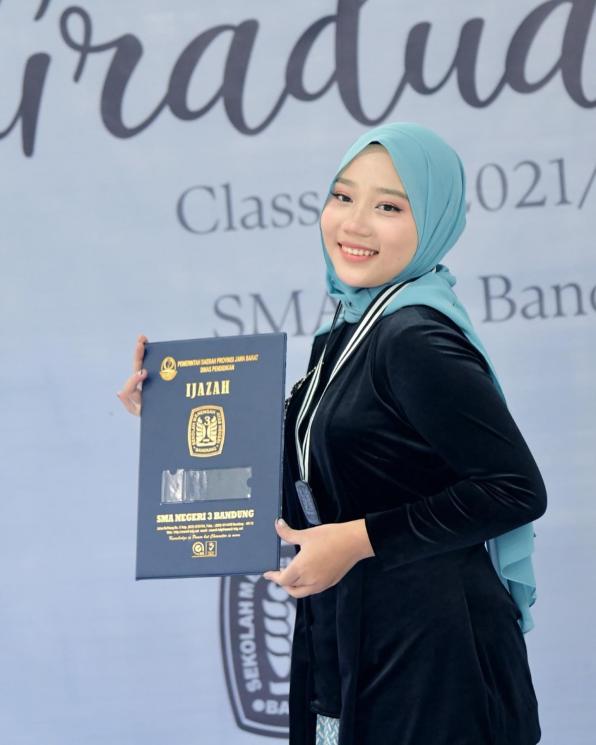 Potret Zara Wisuda Kelulusan SMA. (Instagram/@ataliapr)