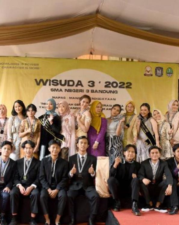 Potret Zara Wisuda Kelulusan SMA. (Instagram/@ataliapr)