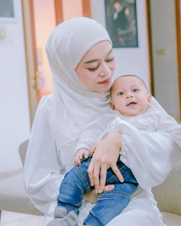 Artis Naik Haji Jalur Undangan dari Arab Saudi (instagram/@lestykejora)
