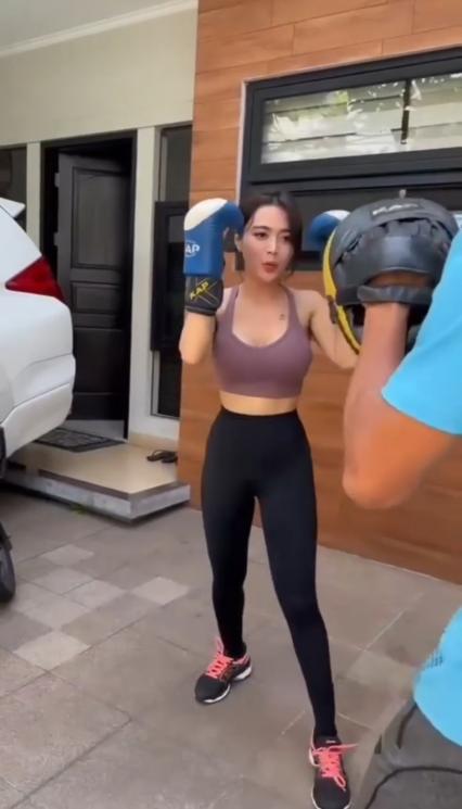 Potret Wika Salim Berlatih Muay Thai (instagram/aragym_paja)