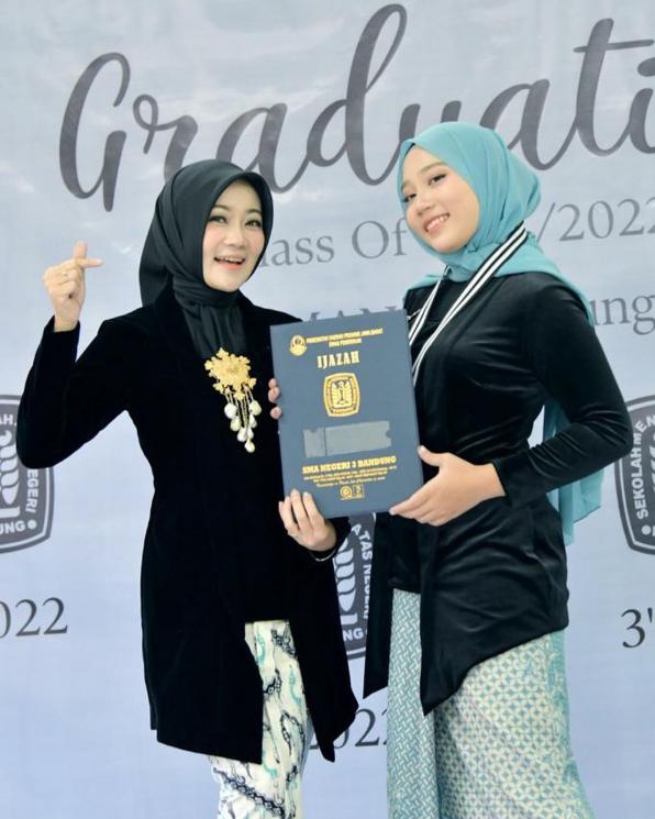 Potret Zara Wisuda Kelulusan SMA. (Instagram/@ataliapr)