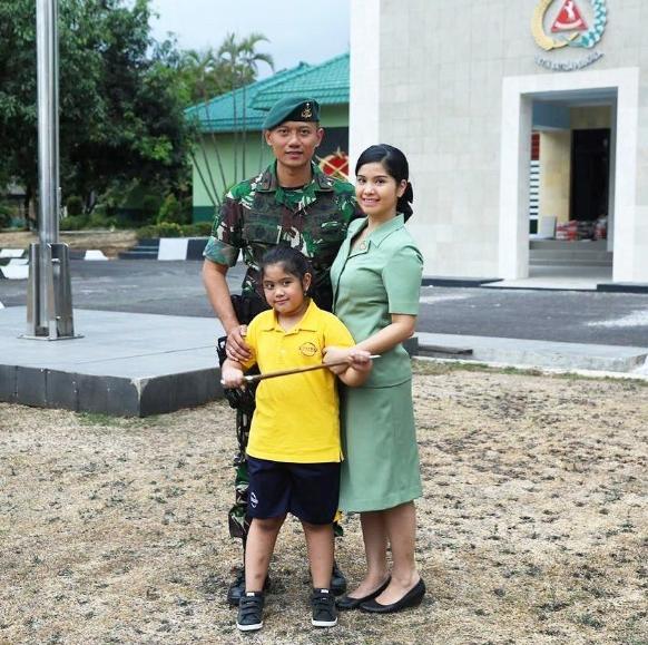 Gaya Artis Pakai Seragam Persit/Instagram/annisayudhoyono)