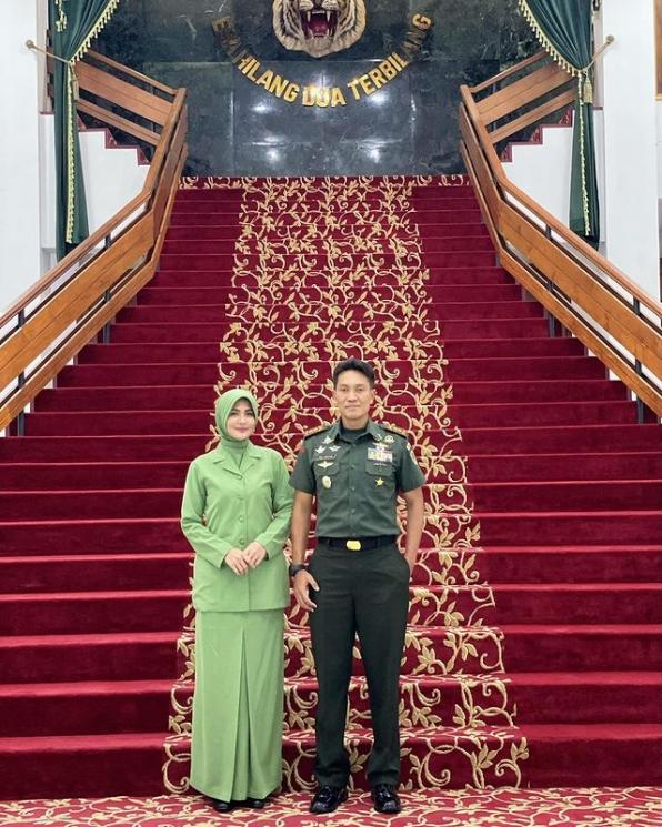 Gaya Artis Pakai Seragam Persit/Instagram/julianamoechtar)
