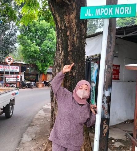 Momen Penamaan Jalan Mpok Nori di Jakarta. (Instagram/engkar_nori)