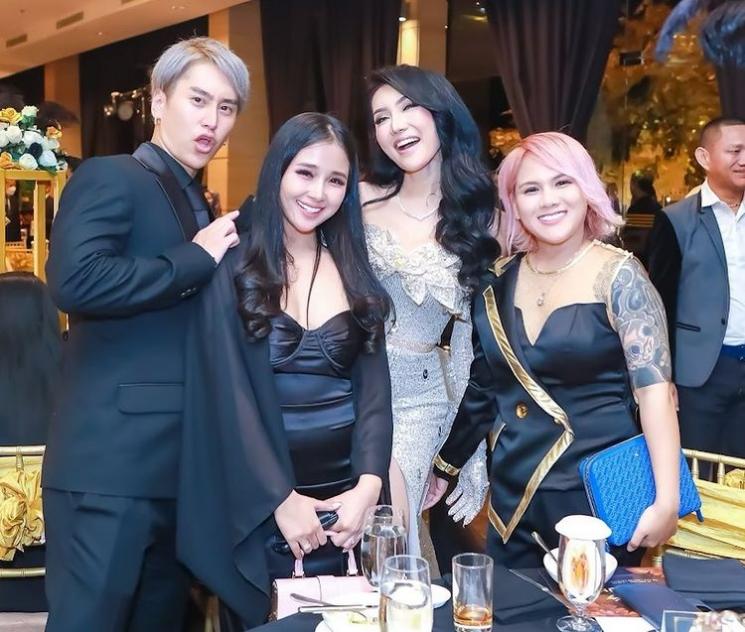 Momen Aming Ketemu Mantan Istri di Ultah Lucinta Luna. (Instagram/lucintaluna_manjalita)