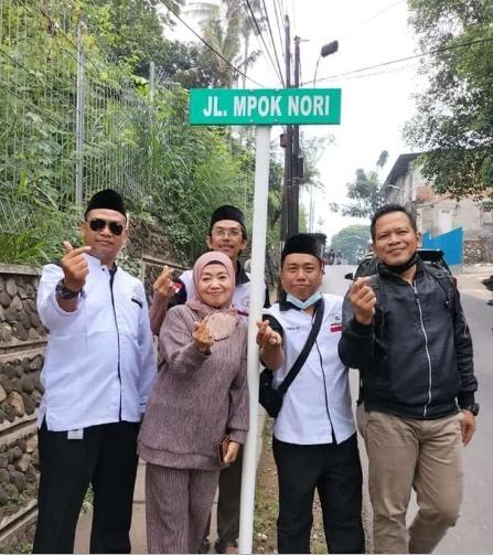 Momen Penamaan Jalan Mpok Nori di Jakarta. (Instagram/engkar_nori)