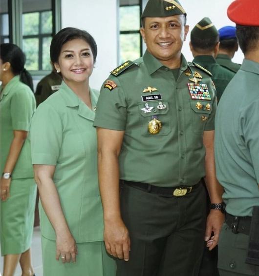 Gaya Artis Pakai Seragam Persit/Instagram/bellasaphiraofficial)