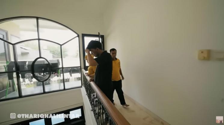 Momen Rumah Thariq Halilintar Disidak Calon Mertua. (YouTube/Thariq Halilintar)