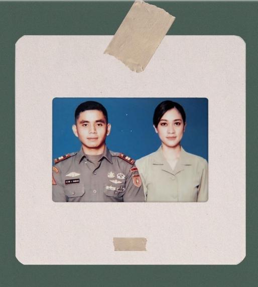Gaya Artis Pakai Seragam Persit/Instagram/miraclinesamantha)