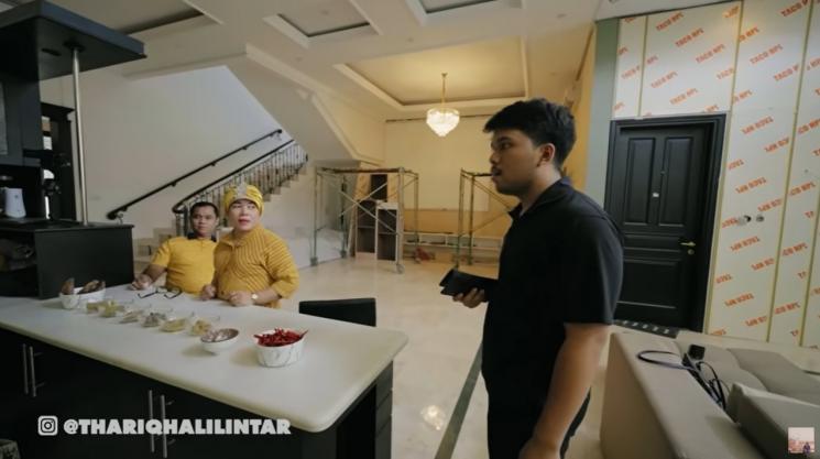 Momen Rumah Thariq Halilintar Disidak Calon Mertua. (YouTube/Thariq Halilintar)