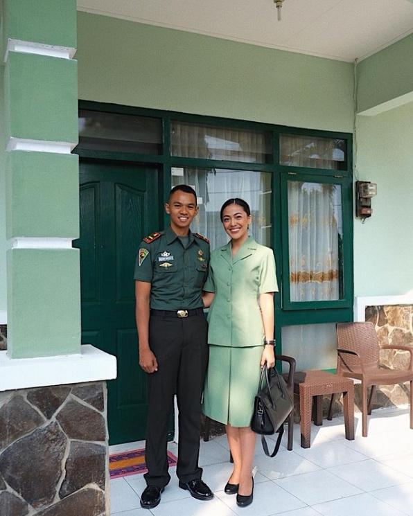 Gaya Artis Pakai Seragam Persit/Instagram/nadhilamaharani)