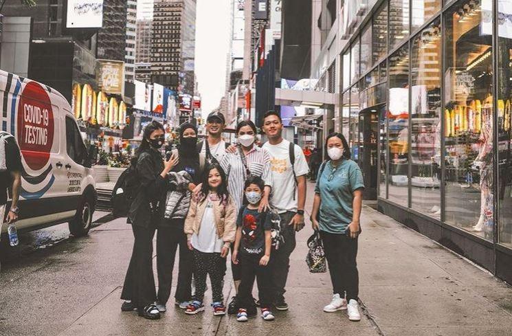 Potret Keluarga Anang Hermansyah di New York (Instagram/@azriel_hermansyah)