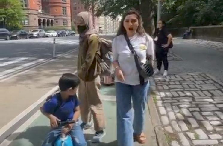 Potret Keluarga Anang Hermansyah di New York (Instagram/@azriel_hermansyah)