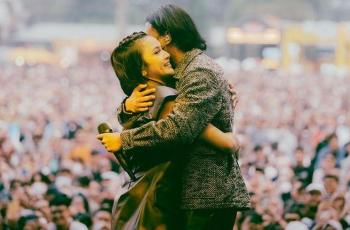8 Momen Mesra Pasangan Artis Nyanyi di Panggung, Duh Bikin Baper!