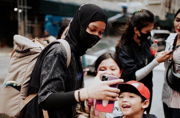Potret Keluarga Anang Hermansyah di New York (Instagram/@azriel_hermansyah)