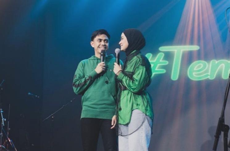 Momen Mesra Pasangan Artis Nyanyi di Panggung. (Instagram/@ayudiac)