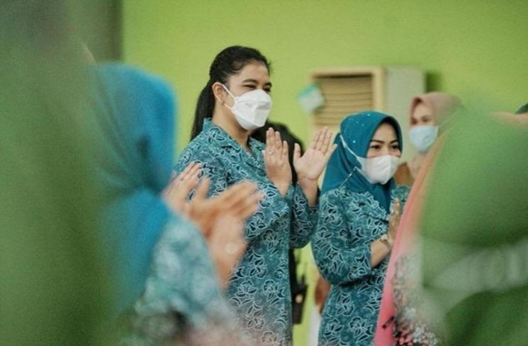 Potret Artis Istri Pejabat Berseragam PKK (instagram/@ayanggkahiyang)