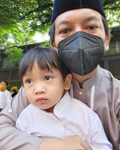 Potret Vokalis Band Momong Anak. (Instagram/rianekkypradipta)