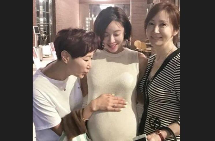 Gaya Artis Korea Pamer Baby Bump (Koreaboo)