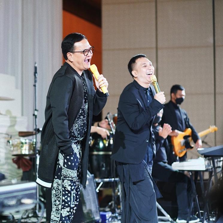 Gaya artis di pesta anniversary Ayu Dewi dan suami (Instagram/@kahitna)