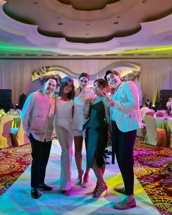 Gaya artis di pesta anniversary Ayu Dewi dan suami (Instagram/@lunamaya)