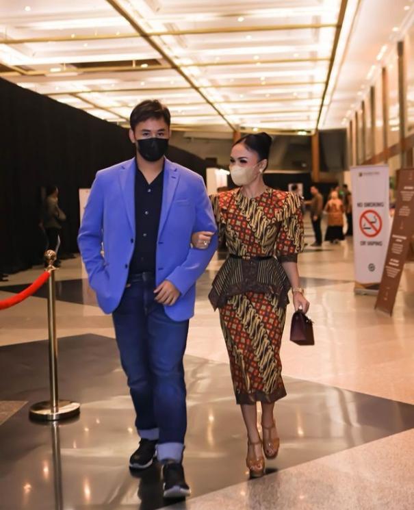 Potret Yuni Shara Hadiri Pameran Lukisan SBY. (Instagram/yunishara36)