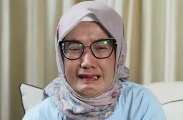 Hj. Erni, ibunda Marissya Icha. (YouTube/Uya Kuya TV)