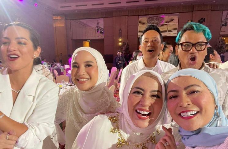 Gaya artis di pesta anniversary Ayu Dewi dan suami (Instagram/@astridkuya)