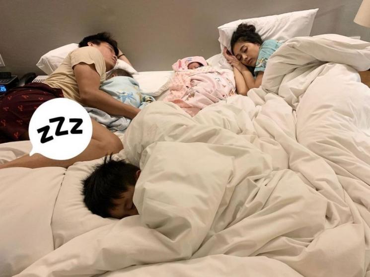 Pose Artis Indonesia saat Tidur Bareng Anak (instagram/@cyncynwijaya)