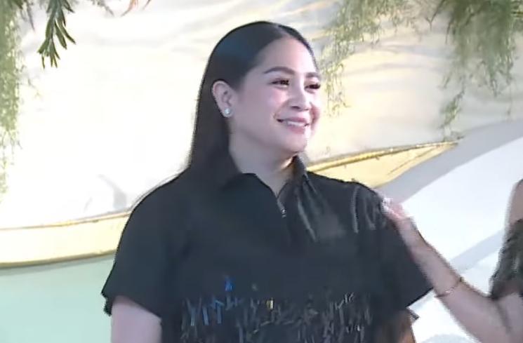 Gaya artis di pesta anniversary Ayu Dewi dan suami (YouTube/Ayu Dewi)