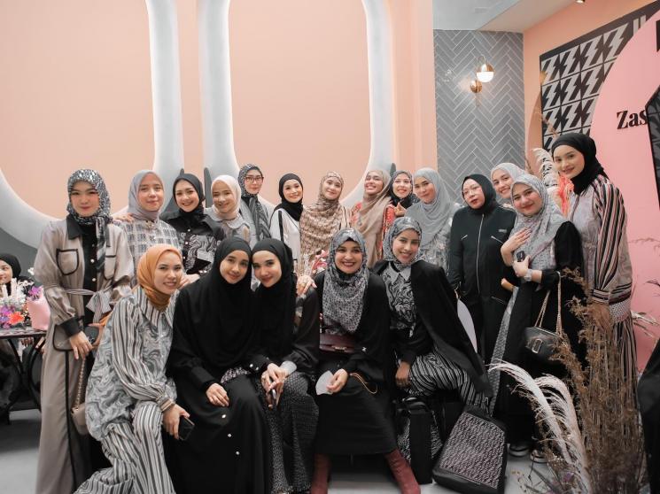 Momen opening butik baru Zaskia Sungkar. (Instagram/@zaskiasungkar15) 