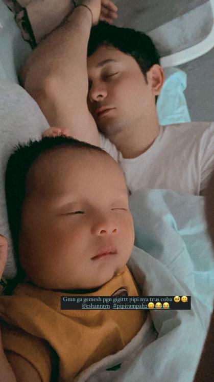 Pose Artis Indonesia saat Tidur Bareng Anak (instagram/@tengkudewiputri_tdp)
