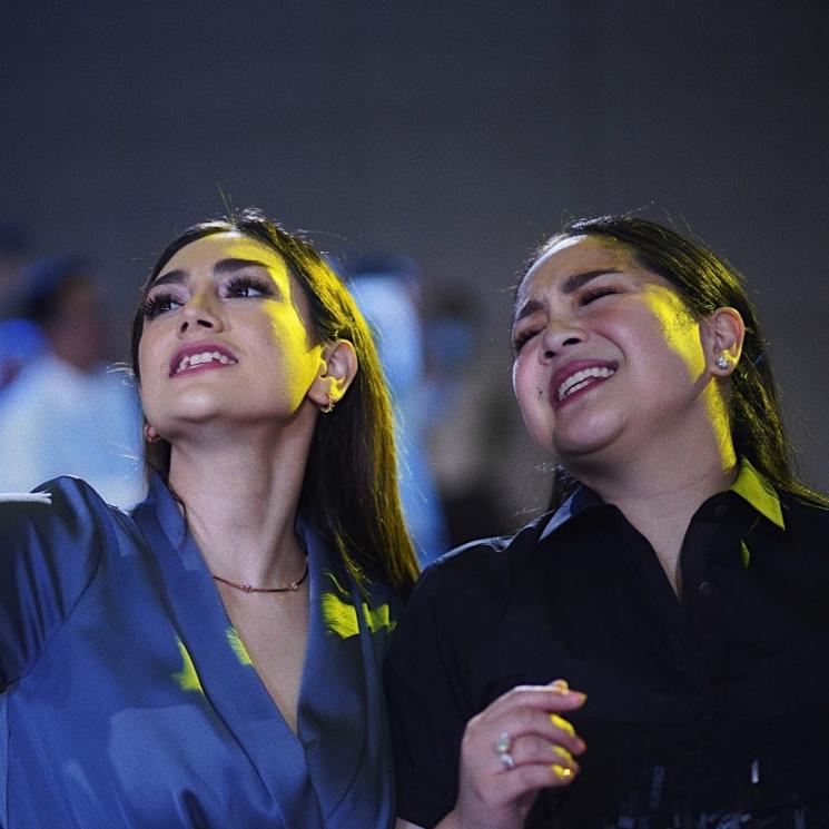 Gaya artis di pesta anniversary Ayu Dewi dan suami (Instagram/@kahitna)