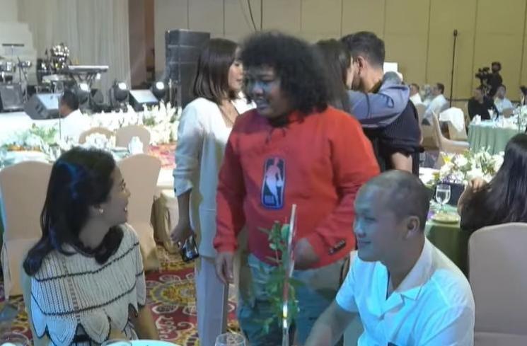Gaya artis di pesta anniversary Ayu Dewi dan suami (YouTube/Ayu Dewi)